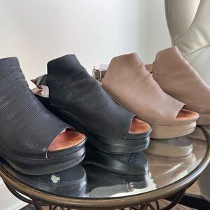 Two Gentle Souls Jasper wedges by Kenneth Cole Black & Taupe